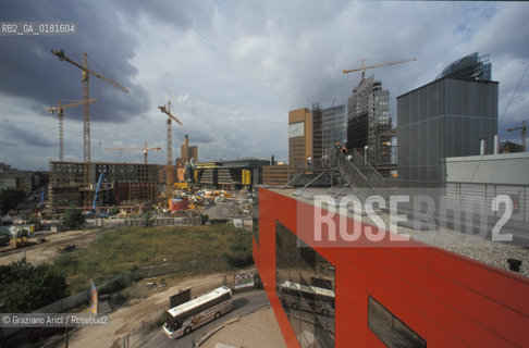 (GERMANIA) BERLINO 1999 : INFO BOX A POTZDAMER PLATZ  - ©Graziano Arici/Rosebud2 / GEO / ARCHITETTURA MODERNA / CONTENPORANEA