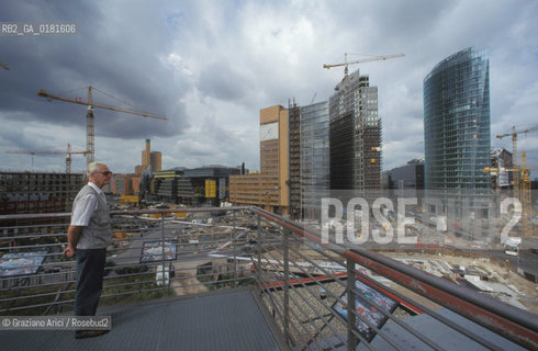 (GERMANIA) BERLINO 1999 : INFO BOX A POTZDAMER PLATZ  - ©Graziano Arici/Rosebud2 / GEO / ARCHITETTURA MODERNA / CONTENPORANEA
