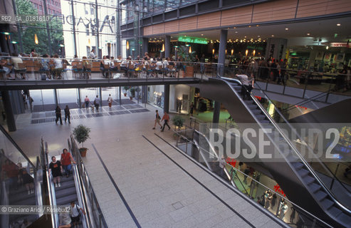 (GERMANIA) BERLINO 1999 : IL CENTRO COMMERCIALE ARKADE A POTZDAMER PLATZ  - ©Graziano Arici/Rosebud2 / GEO / ARCHITETTURA MODERNA / CONTENPORANEA