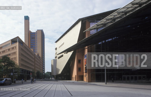 (GERMANIA) BERLINO 1999 : MARLENE-DIETRICH-PLATZ A POTZDAMER PLATZ  - ©Graziano Arici/Rosebud2 / GEO / ARCHITETTURA MODERNA / CONTENPORANEA / RENZO PIANO