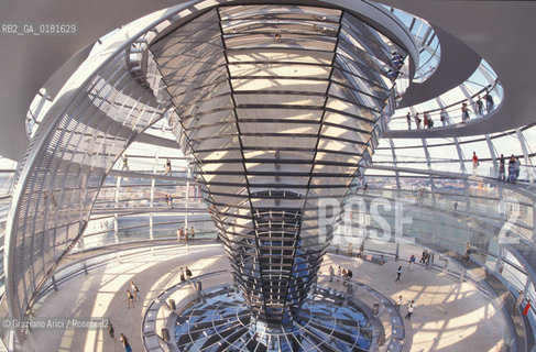 (GERMANIA) BERLINO 1999 : LA CUPOLA DEL REICHSTAG DI NORMAN FOSTER  - ©Graziano Arici/Rosebud2 / GEO / ARCHITETTURA MODERNA / CONTENPORANEA