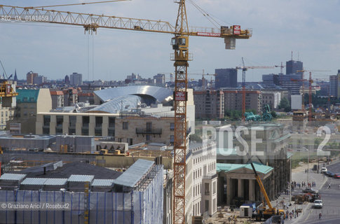 (GERMANIA) BERLINO 1999 : PORTA DI BRANDEBURGO E DEUTSCHE BANK DI FRANK O. GEHRY  - ©Graziano Arici/Rosebud2 / GEO / ARCHITETTURA MODERNA / CONTENPORANEA