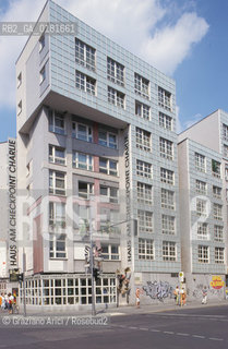 (GERMANIA) BERLINO 1999 : HAUS AM CHECK-POINT CHARLIE  - ©Graziano Arici/Rosebud2 / GEO / ARCHITETTURA MODERNA / CONTENPORANEA