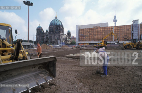 (GERMANIA) BERLINO 1999 : IL DUOMO E LA MARX-ENGELS-PLATZ    - ©Graziano Arici/Rosebud2 / GEO
