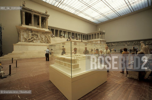 (GERMANIA) BERLINO 1999 : IL PERGAMON MUSEUM - LALTARE DI PERGAMO     - ©Graziano Arici/Rosebud2 / GEO