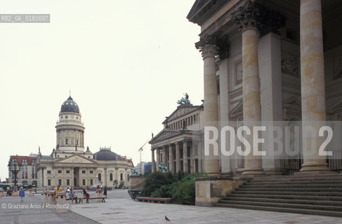 (GERMANIA) BERLINO1999 : SCHAUSPIELHAUS, IL DUOMO FRANCESE E IL DUOMO TEDESCO SULLA PLATZ DER AKADEMIE (GENDARMENMARKT)  - ©Graziano Arici/Rosebud2 / GEO / ARCHITETTURA / SCHINKEL