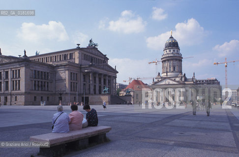 (GERMANIA) BERLINO1999 : SCHAUSPIELHAUS, IL DUOMO FRANCESE E IL DUOMO TEDESCO SULLA PLATZ DER AKADEMIE (GENDARMENMARKT)  - ©Graziano Arici/Rosebud2 / GEO / ARCHITETTURA / SCHINKEL