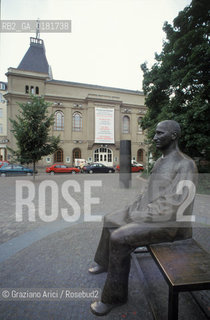 (GERMANIA) BERLINO1991 : IL TEATRO BERLINER ENSEMBLE E LA STATUA DI BERTOLD BRECHT - ©Graziano Arici/Rosebud2 / GEO / LETTERATURA