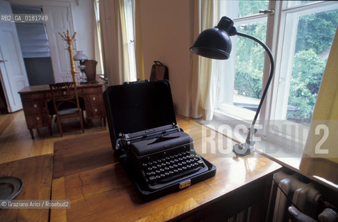 (GERMANIA) BERLINO1991 :BERTOLD BRECHT HAUS - LA MACCHINA DA SCRIVERE DI BERTOLD BRECHT - ©Graziano Arici/Rosebud2 / GEO/ LETTERATURA