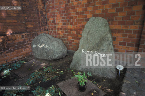 (GERMANIA) BERLINO1991 : CIMITERO DI DOROTHEENSTADT : TOMBA DI BERTOLD BRECHT HAUS E DI HELENE WEIGEL  - ©Graziano Arici/Rosebud2 / GEO / LETTERATURA