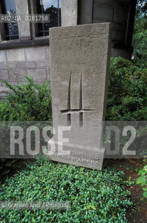 (GERMANIA) BERLINO1991 : CIMITERO DI DOROTHEENSTADT : TOMBA DEL FOTOGRAFO JOHN HEARTFIELD  - ©Graziano Arici/Rosebud2 / GEO / LETTERATURA / FOTOGRAFIA