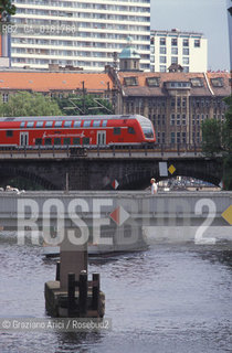 (GERMANIA) BERLINO 1991 : BATTELLO SULLA SPREE - ©Graziano Arici/Rosebud2 / GEO / FIUME