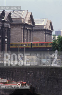 (GERMANIA) BERLINO01999 : BATTELLO SULLA SPREE - ©Graziano Arici/Rosebud2 / GEO / FIUME / ISOLA DEI MUSEI