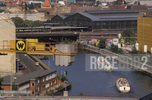 (GERMANIA) BERLINO 1999 : BATTELLO SULLA SPREE - ©Graziano Arici/Rosebud2 / GEO / FIUME / ISOLA DEI MUSEI