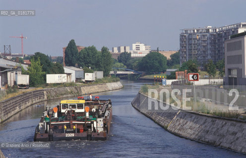 (GERMANIA) BERLINO 1999 : BATTELLO SU UN CANALE - ©Graziano Arici/Rosebud2 / GEO
