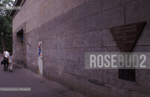 (GERMANIA) BERLINO 1999 :MONUMENTO AGLI OMOSESSUALI PERSEGUITATI DAL NAZISMO - ©Graziano Arici/Rosebud2 / GEO