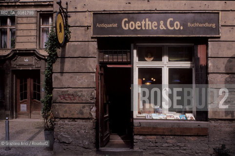 (GERMANIA) BERLINO 1999  : NEGOZIO DI LIBRI ANTICHI IN AUGUSTSTRASSE    - ©Graziano Arici/Rosebud2 / GEO