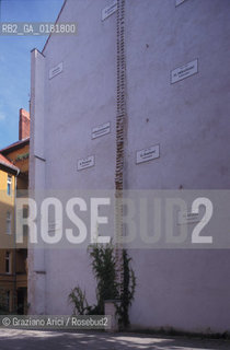 (GERMANIA) BERLINO 1999  : INSTALLAZIONE IN MEMORIA DEGLI ABITANTI DI UNA CASA IN ORANIENBURGERSTRASSE   - LA CASA MANCANTE DI BOLTANSKI - ©Graziano Arici/Rosebud2 / GEO