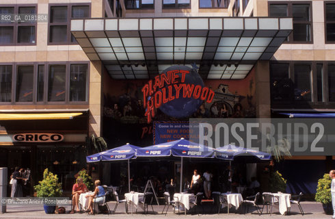 (GERMANIA) BERLINO 1999 : PLANET HOLLYWOODI IN KURFURSTENDAMM - ©Graziano Arici/Rosebud2 / GEO