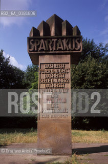 (GERMANIA) BERLINO 1989 : MONUMENTO AGLI SPARTACHISTI - ©Graziano Arici/Rosebud2 / GEO