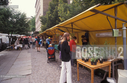 (GERMANIA) BERLINO 1989 : MERCATINO A PRENZLAUERBERGSTRASSE - ©Graziano Arici/Rosebud2 / GEO