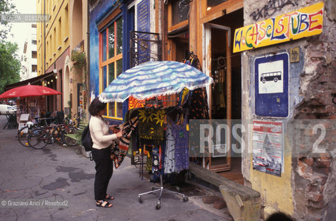 (GERMANIA) BERLINO 1989 : NEGOZI A PRENZLAUERBERGSTRASSE - ©Graziano Arici/Rosebud2 / GEO