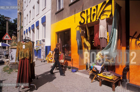 (GERMANIA) BERLINO 1999 : NEGOZIO A PRENZLAUERBERG  - ©Graziano Arici/Rosebud2 / GEO