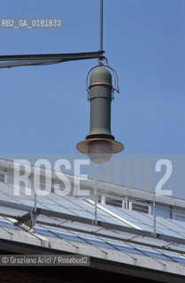 (GERMANIA) BERLINO 1999 : FABBRICA AEG   - ©Graziano Arici/Rosebud2 / GEO / ARCHEOLOGIA INDUSTRIALE / ARCHITETTURA / PETER BEHRENS / LAMPADA