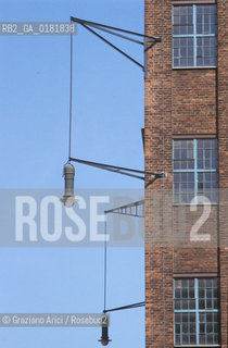 (GERMANIA) BERLINO 1999 : FABBRICA AEG   - ©Graziano Arici/Rosebud2 / GEO / ARCHEOLOGIA INDUSTRIALE / ARCHITETTURA / PETER BEHRENS / LAMPADA