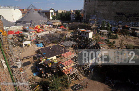 (GERMANIA) BERLINO 1999 :CENTRO SOCIALE TACHELES IN ORANIENBURGERSTRASSE    - ©Graziano Arici/Rosebud2 / GEO