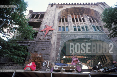 (GERMANIA) BERLINO 1999 :CENTRO SOCIALE TACHELES IN ORANIENBURGERSTRASSE    - ©Graziano Arici/Rosebud2 / GEO / GRAFFITI