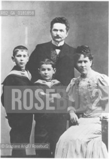 BERTHOLD BRECHT CON I GENITORI BERTHOLD E SOPHIE E IL FRATELLO WALTER - 1908 - REPRODUCTED BY Graziano Arici/Rosebud2 - .IL PAGAMENTO DI DIRITTI  DI QUESTA IMMAGINE E RELATIVO SOLO AL LAVORO DI RIPRODUZIONE E ARCHIVIAZIONE DELLA STESSA. .TUTTI I DIRITTI DI RIPRODUZIONE SPETTANO ALLAKADEMIE DER KUNSTE DI BERLINO ALLA QUALE LUTILIZZATORE DI QUESTA IMMAGINE DEVE OBBLIGATORIAMENTE RIVOLGERSI PER IL RELATIVO PAGAMENTO DEI DIRITTI. .LA PUBBLICAZIONE DI QUESTA IMMAGINE IMPLICA LEFFETTUAZIONE DI QUESTO OBBLIGO.