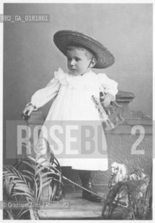 BERTHOLD BRECHT- AUGSBURG 1899 - REPRODUCTED BY Graziano Arici/Rosebud2 -. IL PAGAMENTO DI DIRITTI  DI QUESTA IMMAGINE E RELATIVO SOLO AL LAVORO DI RIPRODUZIONE E ARCHIVIAZIONE DELLA STESSA. .TUTTI I DIRITTI DI RIPRODUZIONE SPETTANO ALLAKADEMIE DER KUNSTE DI BERLINO ALLA QUALE LUTILIZZATORE DI QUESTA IMMAGINE DEVE OBBLIGATORIAMENTE RIVOLGERSI PER IL RELATIVO PAGAMENTO DEI DIRITTI. .LA PUBBLICAZIONE DI QUESTA IMMAGINE IMPLICA LEFFETTUAZIONE DI QUESTO OBBLIGO.