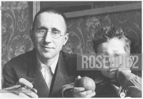 BERTHOLD BRECHT CON IL FIGLIO STEFAN - 1931 - REPRODUCTED BY Graziano Arici/Rosebud2 -. IL PAGAMENTO DI DIRITTI  DI QUESTA IMMAGINE E RELATIVO SOLO AL LAVORO DI RIPRODUZIONE E ARCHIVIAZIONE DELLA STESSA. .TUTTI I DIRITTI DI RIPRODUZIONE SPETTANO ALLAKADEMIE DER KUNSTE DI BERLINO E AL FOTOGRAFO SERGEJ TRETJAKOW AL, QUALE LUTILIZZATORE DI QUESTA IMMAGINE DEVE OBBLIGATORIAMENTE RIVOLGERSI PER IL RELATIVO PAGAMENTO DEI DIRITTI. .LA PUBBLICAZIONE DI QUESTA IMMAGINE IMPLICA LEFFETTUAZIONE DI QUESTO OBBLIGO.