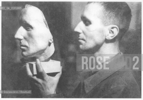 BERTHOLD BRECHT - BERLIN 1931 - REPRODUCTED BY Graziano Arici/Rosebud2 -. IL PAGAMENTO DI DIRITTI  DI QUESTA IMMAGINE E RELATIVO SOLO AL LAVORO DI RIPRODUZIONE E ARCHIVIAZIONE DELLA STESSA. .TUTTI I DIRITTI DI RIPRODUZIONE SPETTANO ALLAKADEMIE DER KUNSTE DI BERLINO E AL FOTOGRAFO PAUL HAMANN AL QUALE LUTILIZZATORE DI QUESTA IMMAGINE DEVE OBBLIGATORIAMENTE RIVOLGERSI PER IL RELATIVO PAGAMENTO DEI DIRITTI. .LA PUBBLICAZIONE DI QUESTA IMMAGINE IMPLICA LEFFETTUAZIONE DI QUESTO OBBLIGO.