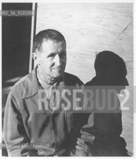 BERTHOLD BRECHT - BERLIN 1931 - REPRODUCTED BY Graziano Arici/Rosebud2 -. IL PAGAMENTO DI DIRITTI  DI QUESTA IMMAGINE E RELATIVO SOLO AL LAVORO DI RIPRODUZIONE E ARCHIVIAZIONE DELLA STESSA. .TUTTI I DIRITTI DI RIPRODUZIONE SPETTANO ALLAKADEMIE DER KUNSTE DI BERLINO E AL FOTOGRAFO PAUL HAMANN AL QUALE LUTILIZZATORE DI QUESTA IMMAGINE DEVE OBBLIGATORIAMENTE RIVOLGERSI PER IL RELATIVO PAGAMENTO DEI DIRITTI. .LA PUBBLICAZIONE DI QUESTA IMMAGINE IMPLICA LEFFETTUAZIONE DI QUESTO OBBLIGO.