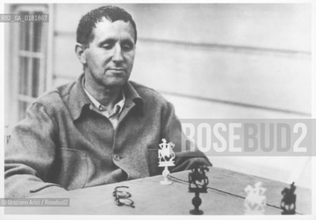 BERTHOLD BRECHT - SANTA MONICA, USA 1942 - REPRODUCTED BY Graziano Arici/Rosebud2 -. IL PAGAMENTO DI DIRITTI  DI QUESTA IMMAGINE E RELATIVO SOLO AL LAVORO DI RIPRODUZIONE E ARCHIVIAZIONE DELLA STESSA. .TUTTI I DIRITTI DI RIPRODUZIONE SPETTANO ALLAKADEMIE DER KUNSTE DI BERLINO E ALLA FOTOGRAFA FLORENCE HOMOLKA ALLA QUALE LUTILIZZATORE DI QUESTA IMMAGINE DEVE OBBLIGATORIAMENTE RIVOLGERSI PER IL RELATIVO PAGAMENTO DEI DIRITTI. .LA PUBBLICAZIONE DI QUESTA IMMAGINE IMPLICA LEFFETTUAZIONE DI QUESTO OBBLIGO.