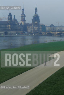 GERMANIA (SASSONIA) DRESDA : PANORAMA DELLA CITTA CON IL FIUME ELBA - © 1994 Graziano Arici/Rosebud2 / GEO / BICICLETTA