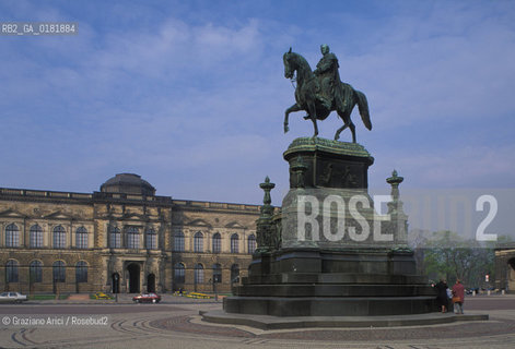 GERMANIA (SASSONIA) DRESDA :  LA THEATERPLATZ  - © 1994 Graziano Arici/Rosebud2 / GEO / STATUA EQUESTRE DEL RE GIOVANNI
