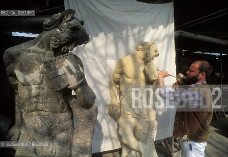 GERMANIA (SASSONIA) DRESDA : RESTAURO DELLO ZWINGER  - © 1994 Graziano Arici/Rosebud2 / GEO / BAROCCO / UNO SCULTORE AL LAVORO SU DI UNA COPIA