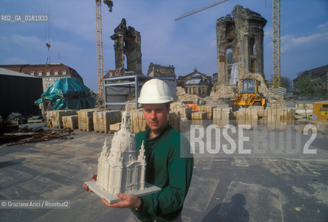 GERMANIA (SASSONIA) DRESDA : UN OPERAIO MOSTRA IL MODELLO PER LA RICOSTRUZIONE DELLA FRAUENKIRCHE  - © 1994 Graziano Arici/Rosebud2 / GEO