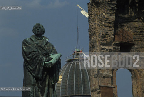 GERMANIA (SASSONIA) DRESDA : LA FRAUENKIRCHE E IL MONUMENTO A LUTERO   - © 1994 Graziano Arici/Rosebud2 / GEO /
