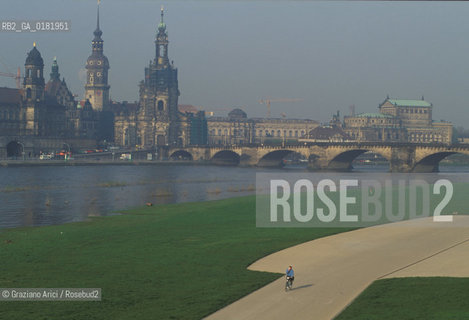 GERMANIA (SASSONIA) DRESDA : PANORAMA DELLA CITTA CON IL FIUME ELBA - © 1994 Graziano Arici/Rosebud2 / GEO / BICICLETTA
