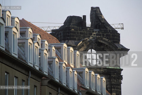 GERMANIA (SASSONIA) DRESDA : LE ROVINE DELLA FRAUENKIRCHE E UN ALBERGO MODERNO  - © 1994 Graziano Arici/Rosebud2 / GEO