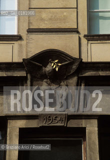 GERMANIA (SASSONIA) DRESDA : DECORAZIONE DI UN PORTONE  - © 1994 Graziano Arici/Rosebud2 / GEO /COLOMBA DELLA PACE