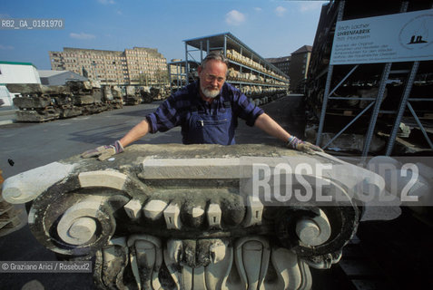 GERMANIA (SASSONIA) DRESDA : UN OPERAIO MOSTRA UN CAPITELLO PER LA RICOSTRUZIONE DELLA FRAUENKIRCHE  - © 1994 Graziano Arici/Rosebud2 / GEO