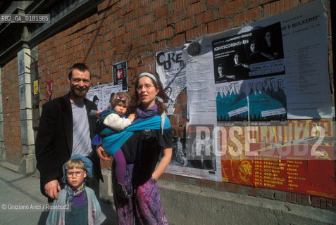 GERMANIA (SASSONIA) DRESDA : UNA GIOVANE FAMIGLIA A NEUSTADT  - © 1994 Graziano Arici/Rosebud2 / GEO