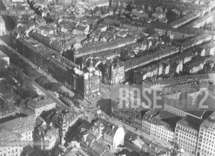 GERMANIA ( DRESDA ) : PIRNAISCHER PLATZ PRIMA DELLA DISTRUZIONE - 193? - REPRODUCTED BY Graziano Arici/Rosebud2 - GEO..IL PAGAMENTO DI DIRITTI  DI QUESTA IMMAGINE E RELATIVO SOLO AL LAVORO DI RIPRODUZIONE E ARCHIVIAZIONE DELLA STESSA. .TUTTI I DIRITTI DI RIPRODUZIONE SPETTANO ALLLA LANDESBIBLIOTHEK DEUTSCHE FOTOTHEK DI SASSONIA ALLA QUALE LUTILIZZATORE DI QUESTA IMMAGINE DEVE OBBLIGATORIAMENTE RIVOLGERSI PER IL RELATIVO PAGAMENTO DEI DIRITTI. .LA PUBBLICAZIONE DI QUESTA IMMAGINE IMPLICA LEFFETTUAZIONE DI QUESTO OBBLIGO.