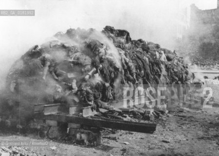 GERMANIA ( DRESDA ) : ROGO DEI CADAVERI IN PIAZZA ALTMARKT DOPO IL BOMBARDAMENTO ALLEATO -  25 FEBBRAIO 1945 - REPRODUCTED BY Graziano Arici/Rosebud2 - GEO..IL PAGAMENTO DI DIRITTI  DI QUESTA IMMAGINE E RELATIVO SOLO AL LAVORO DI RIPRODUZIONE E ARCHIVIAZIONE DELLA STESSA. .TUTTI I DIRITTI DI RIPRODUZIONE SPETTANO ALLLA LANDESBIBLIOTHEK DEUTSCHE FOTOTHEK DI SASSONIA ALLA QUALE LUTILIZZATORE DI QUESTA IMMAGINE DEVE OBBLIGATORIAMENTE RIVOLGERSI PER IL RELATIVO PAGAMENTO DEI DIRITTI. .LA PUBBLICAZIONE DI QUESTA IMMAGINE IMPLICA LEFFETTUAZIONE DI QUESTO OBBLIGO.