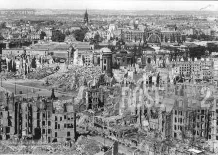 GERMANIA ( DRESDA ) : PANORAMA DOPO I BOMBARDAMENTI ALLEATI, DAL COMUNE VERSO NORD CON IL NEUMARKT E LA FRAUENKIRCHE -  28 FEBBRAIO 1945 - REPRODUCTED BY Graziano Arici/Rosebud2 - GEO..IL PAGAMENTO DI DIRITTI  DI QUESTA IMMAGINE E RELATIVO SOLO AL LAVORO DI RIPRODUZIONE E ARCHIVIAZIONE DELLA STESSA. .TUTTI I DIRITTI DI RIPRODUZIONE SPETTANO ALLLA LANDESBIBLIOTHEK DEUTSCHE FOTOTHEK DI SASSONIA ALLA QUALE LUTILIZZATORE DI QUESTA IMMAGINE DEVE OBBLIGATORIAMENTE RIVOLGERSI PER IL RELATIVO PAGAMENTO DEI DIRITTI. .LA PUBBLICAZIONE DI QUESTA IMMAGINE IMPLICA LEFFETTUAZIONE DI QUESTO OBBLIGO.